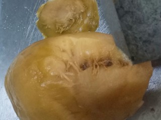 2、黄豆炖猪皮,把咸菜疙瘩去掉底,再把两侧凹槽带须根的地方也切掉