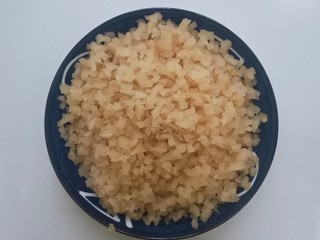 3、黄豆炖猪皮,切好后切成碎丁,块不要太大,因为咸菜不容易煮烂