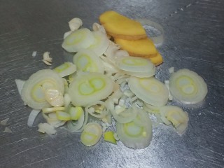 4、黄豆炖猪皮,热锅冷油,倒入切好的葱花姜片,炒出香味