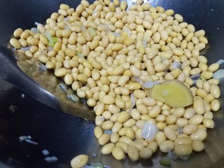 5、黄豆炖猪皮,再倒入黄豆,大概翻炒一分钟