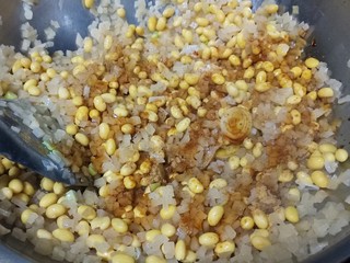 6、黄豆炖猪皮,再加入咸菜丁,略炒出水分,倒入十三香和生抽,炒到均匀入味