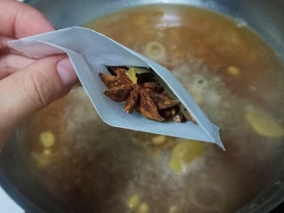 7、黄豆炖猪皮,加水,水没过食材1-2厘米左右。