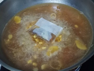 8、黄豆炖猪皮,再把香料装入茶包中,放入锅里,盖上盖子中火煮