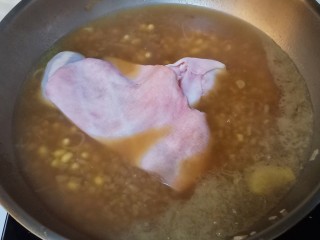 9、黄豆炖猪皮,煮到水少一半左右,大概半个小时到四十分钟,放入洗干净的猪皮,继续煮