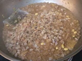 11、黄豆炖猪皮,再倒回锅中,继续添水。盖上盖子煮。因为咸菜不好熟,所以要隔10-15分钟看一下锅里的水,水少一半的时候继续添水。基本中途要添2-3次清水。如果家里有熬好的鸡汤骨头汤更好了。