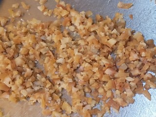 10、黄豆炖猪皮,大概煮5-10分钟,猪皮煮软一些,捞出。趁不烫手的时候把猪皮切成和咸菜丁一样大小