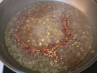 12、黄豆炖猪皮,煮到所有食材都软烂了,放入辣椒面,继续煮五分钟。