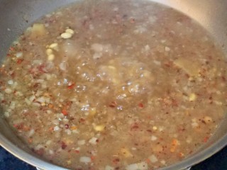 13、黄豆炖猪皮,关火,最后撒一点点味精,拌匀出锅。