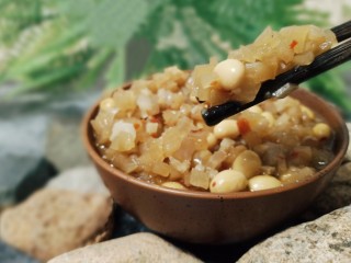 14、黄豆炖猪皮,这道下饭的黄豆炖猪皮就做好了。