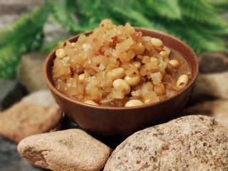 15、黄豆炖猪皮,放凉几个小时后冷藏,就会出肉皮冻,非常好吃。因为加了猪皮,整个咸菜香而不腻。