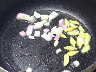 4、香辣花甲,起锅倒油，炒香洋葱，姜片，蒜片