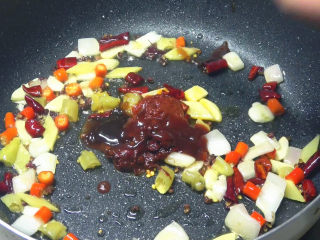 6、香辣花甲,加入豆瓣酱，辣妹子，海鲜酱，蚝油炒出红油