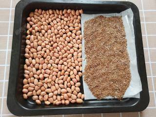 2、亚麻籽花生酱,将花生仁和亚麻籽平铺在烤盘里