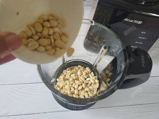 5、亚麻籽花生酱,将花生仁倒入破壁机的料理杯中