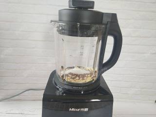 8、亚麻籽花生酱,盖好上盖，将料理杯安装到破壁机底座上