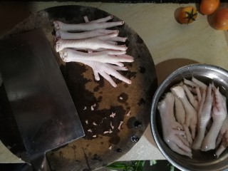 3、连骨头也不放过——秘制酸辣鸡爪,剪去或者切去指甲。