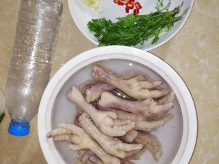 9、连骨头也不放过——秘制酸辣鸡爪,捞出先用龙头水冲洗降温，接着放入冰水中泡着。