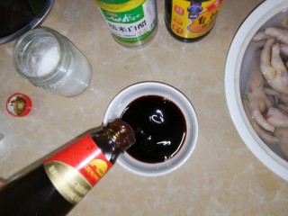 11、连骨头也不放过——秘制酸辣鸡爪,1勺蚝油。