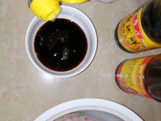 13、连骨头也不放过——秘制酸辣鸡爪,倒小半碗醋，搅拌均匀。