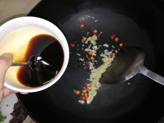 15、连骨头也不放过——秘制酸辣鸡爪,倒入酱汁。