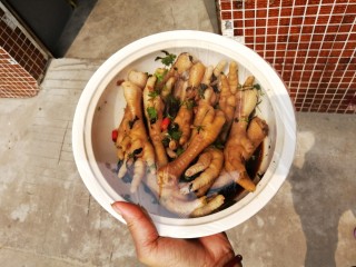 19、连骨头也不放过——秘制酸辣鸡爪,盖上保鲜膜，冰箱冷藏3小时以上，最好冷藏6小时以上更入味。