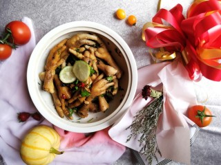 20、连骨头也不放过——秘制酸辣鸡爪,酸辣鲜香，连骨头也不放过的凉拌鸡爪就做好啦！