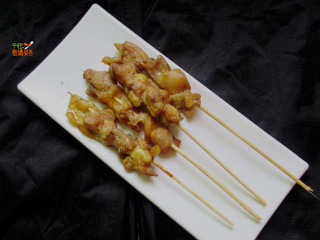 7、居酒屋必备的照烧鸡肉串,喜欢焦一点的可以多煎一会,出锅备用,锅内油不要倒掉