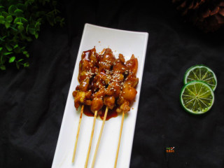 9、居酒屋必备的照烧鸡肉串,将鸡肉串放入先小火收汁,汁水变浓稠后大火收汁就可以出锅了,放上芝麻