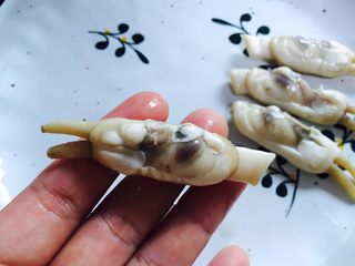 13、葱油蛏子,待蛏子晾凉后剥掉外壳和两边的黑丝