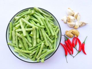 1、凉拌豆角,准备好所有食材。
