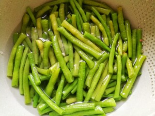 5、凉拌豆角,捞出过凉沥水。