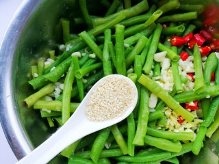 9、凉拌豆角,一勺白芝麻。