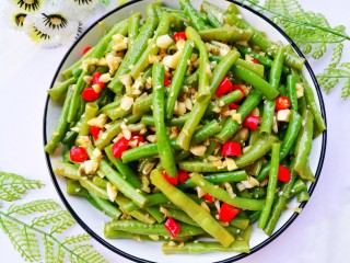 14、凉拌豆角,装盘。