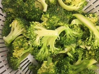 1、蒜蓉蚝油西兰花,清洗西兰花，用淡盐水浸泡，洗净。