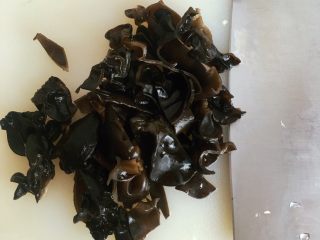 2、蒜蓉蚝油西兰花,干木耳提前泡发，洗净。切小朵。