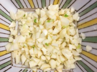 3、蒜蓉蚝油西兰花,蒜瓣切碎。