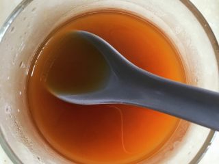 4、蒜蓉蚝油西兰花,淀粉勾芡，加入适量蚝油，少许盐，搅拌均匀。