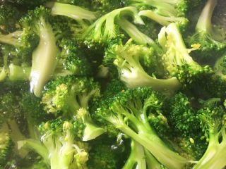 5、蒜蓉蚝油西兰花,西兰花焯水1-2分钟即可，焯水时可适当加入盐和油，可使菜色鲜亮。盛出，过凉水，装盘，放一边。