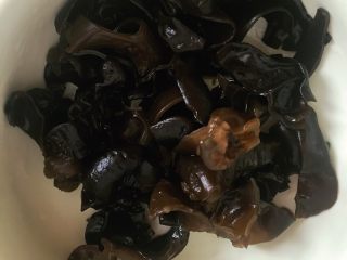 6、蒜蓉蚝油西兰花,木耳单独焯水，同上一步骤。