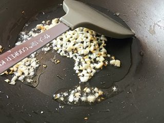 7、蒜蓉蚝油西兰花,准备，热锅热油，加入蒜蓉炒香。再倒入木耳，翻炒。