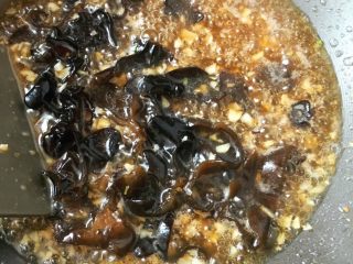 8、蒜蓉蚝油西兰花,翻炒木耳后，紧接加入调好の料汁，搅拌，翻炒，根据菜量可调整料汁多少。