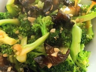 9、蒜蓉蚝油西兰花,将炒好的料汁浇到西兰花上，最后，淋上少于香油即可。