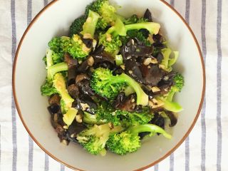 10、蒜蓉蚝油西兰花,摆盘，完成！