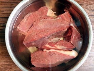 2、麻辣牛肉丝,把牛肉顺着切成小块，放水里泡一个小时，中间换几次水，让牛肉更好去血水。