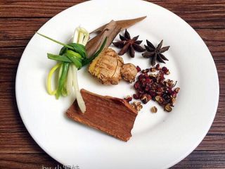 3、麻辣牛肉丝,准备葱，老姜，香叶，八角，花椒，草果，桂皮。