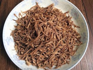 7、麻辣牛肉丝,用手顺着条纹撕细丝，大小根据自己喜欢定夺，个人觉得越细越好入味！
