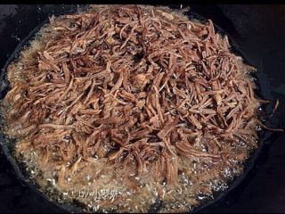 10、麻辣牛肉丝,菜籽油烧7成热，放牛肉丝入锅炸至金黄，