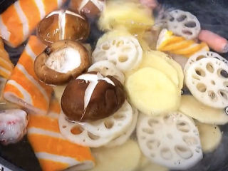 2、麻辣拌,然后把不太容易熟的蔬菜加进去，比如香菇金针菇就需要煮久一点，早点放，先把这些食材煮七八分熟。