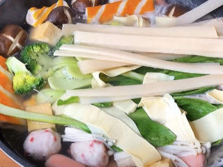 3、麻辣拌,最后下入容易熟的各种青菜类煮熟。吃麻辣伴，宽粉是一定不能少的，来一袋。还有就是泡面，真的是麻辣烫和麻辣伴的灵魂伴侣，不过在家做，千万别被老妈看见你加泡面，不然好好的一锅美味就会被说成没营养的泡面锅。