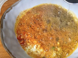 6、麻辣拌,然后烧一锅热油，给它激出香味，油温太高的情况下，少量多次浇入，以免一下子给辣椒炸糊了，这样有糊味吃起来就降分了。